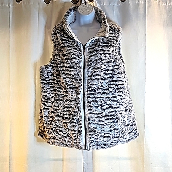 TeezHer Jackets & Blazers - TEEZHER XL Faux fur Reversible Vest